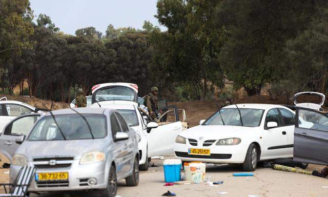 Israelische Soldaten auf dem Parkplatz des Supernova-Festivals, wo etwa 260 Menschen von Hamas-Kämpfern getötet wurden und einige verschleppt.
