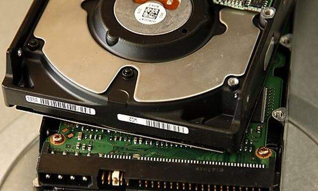 Zwei Festplattenlaufwerke eines Computers fotografiert am Dienstag, 26. Februar 2006. Es geht eigentl