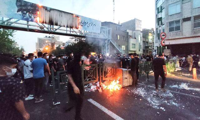 Ein Bild von Protesten in Teheran, das der Nachrichtenagentur AFP aus dem Iran zugespielt wurde.