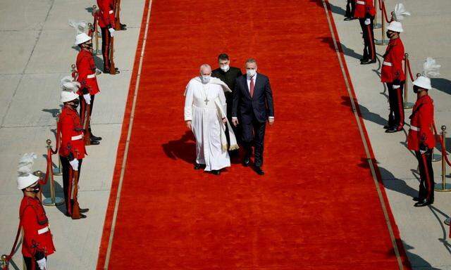 Das irakische Volk hatte lang auf einen Papstbesuch gewartet – und Franziskus wollte es nicht länger warten lassen. Kirchliche und politische Würdenträger empfingen den Pontifex am Flughafen in Bagdad.