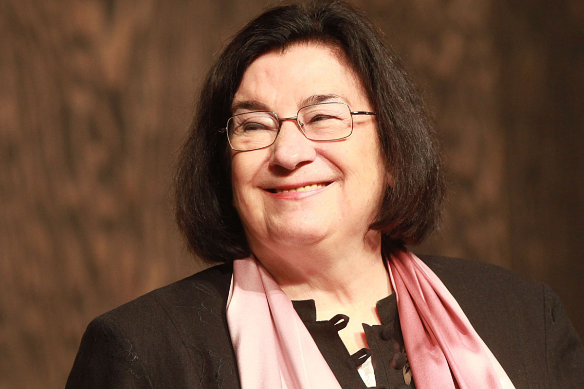 Mit Herta Müller wurde erst 2009 eine Frau ausgezeichnet, die in deutscher Sprache schreibt. das schmälerte die Chancen für Christa Wolf. 2010 legte sie mit "Stadt der Engel oder The Overcoat of Dr. Freud" ihren ersten Roman seit 16 Jahren vor. Die große Autorin ist wegen ihrer Vergangenheit in der DDR umstritten.