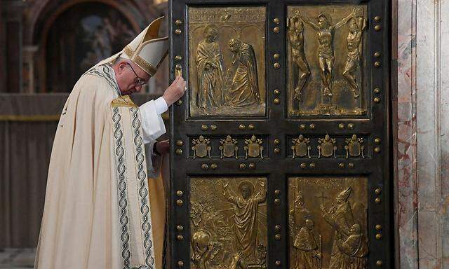 Papst Franziskus schloss die Heilige Pforte im Petersdom.