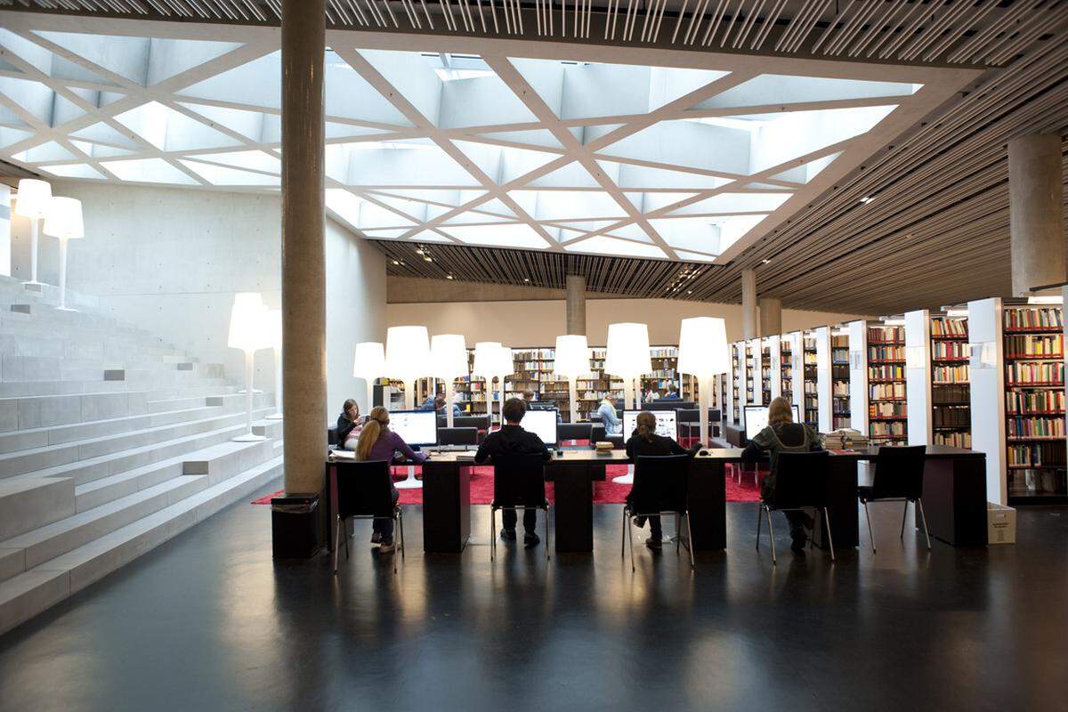 Im Zentrum des Uniparks findet sich eine große Bibliothek. Rund 400.000 Medien - Bücher, CDs, Videos wurden dafür umgesiedelt - sowie das Auditorium Maximum.