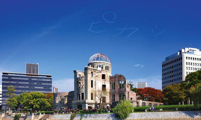 Tabu. Chim Pom provozieren mit Arbeiten wie hier über dem Friedensdenkmal in Hiroshima.