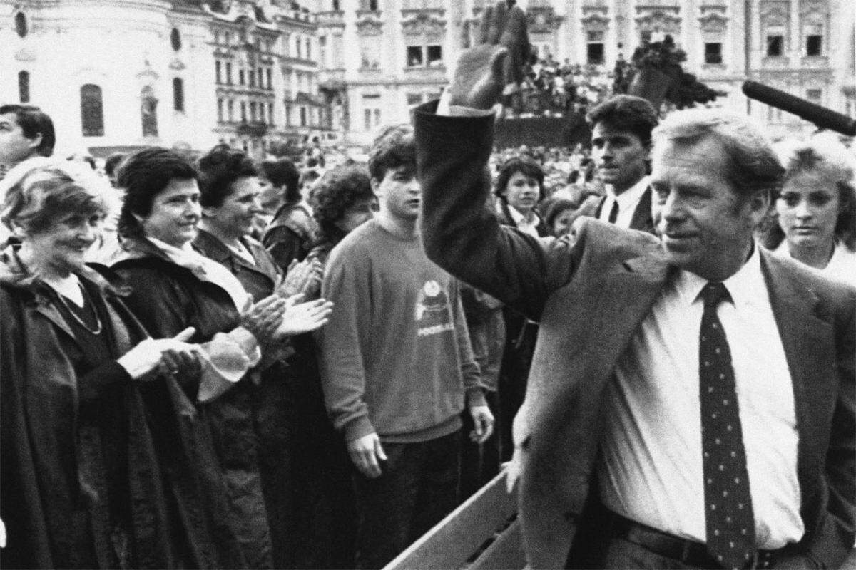 Als Havel dem derzeitigen Staatspräsidenten Vaclav Klaus im Juni schriftlich zu seinem 70. Geburtstag gratulierte, schrieb er unter anderem: "Heuer möchte ich Dir besonders Gesundheit wünschen. Glaub' mir, ich weiß, wovon ich rede." 1996 hatten Havel die Ärzte einen bösartigen Tumor aus der Lunge entfernt.Bild: Havel begrüßt seine Anhänger im Jahr 1990