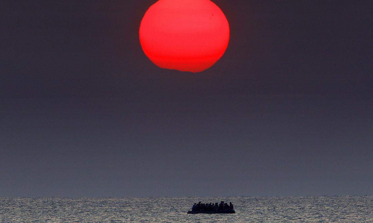 11. April 2015. Viele Hundertausende Flüchtlinge kamen über die Ägäis aus der Türkei nach Griechenland - meist in einfachen Schlauchbooten, meist massiv überfüllt. Hier ein Bild eines Bootes, bei dem der Motor nahe der Insel Kos versagt hatte.