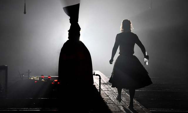 Frauen im Gegenlicht: Lina Beckmann als Rose Bernd (r.), Julia Wieninger als Frau Flamm.
