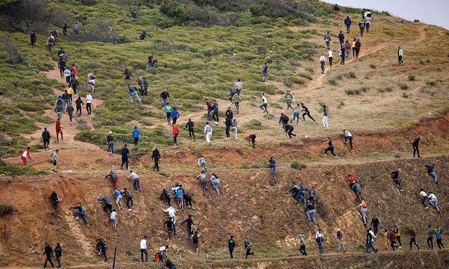 TOPSHOT-MOROCCO-SPAIN-EUROPE-MIGRANTS