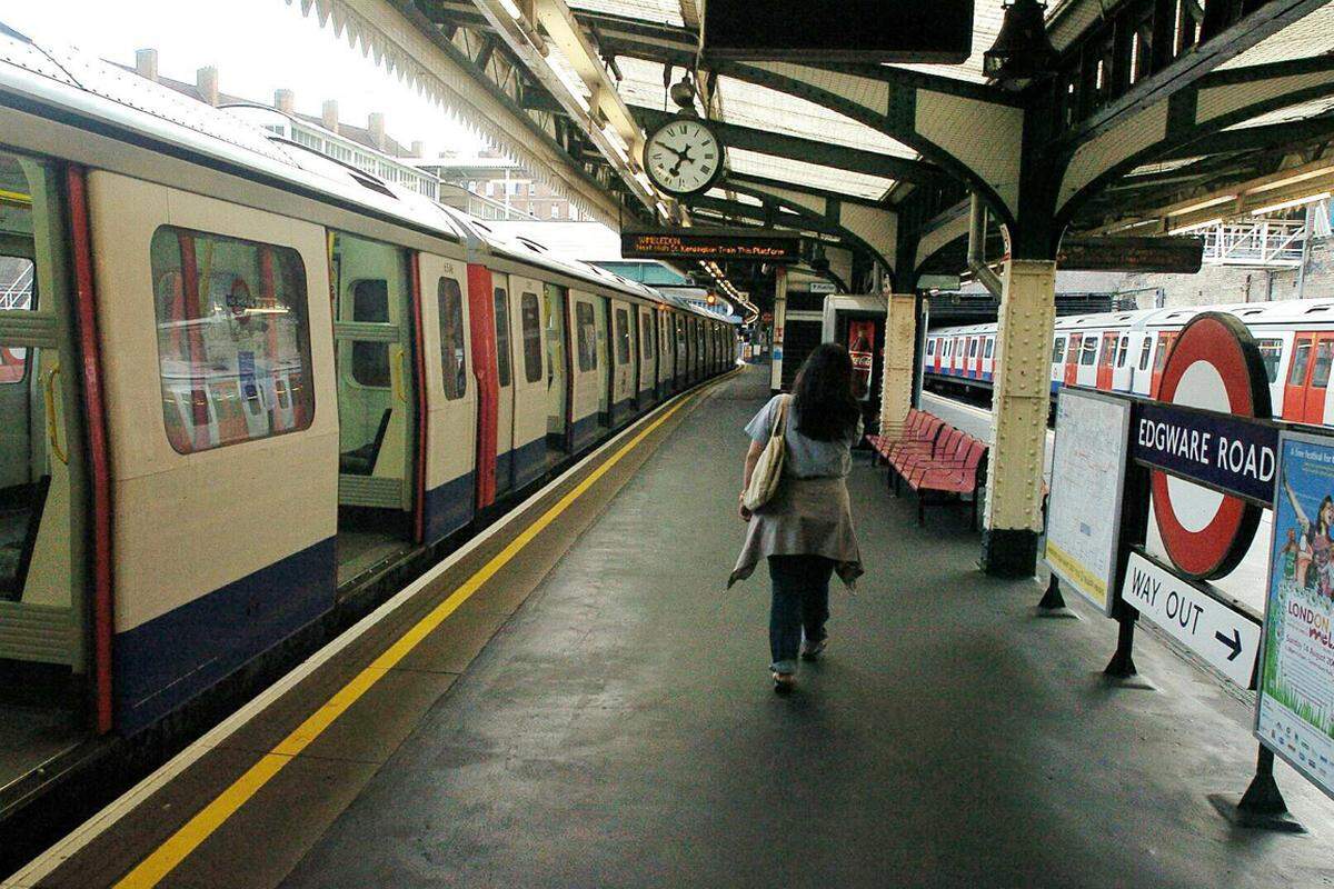 Im Zweiten Weltkrieg rettete die Tiefe der Tunnel Zigtausende Menschenleben. Londons Bevölkerung nutzte die U-Bahn als Bunker und versteckte sich dort vor den deutschen Fliegerbomben. Die Schächte waren aber auch Verstecke für Kunstschätze. Das Militär richtete hier Kontrollzentren etwa für die Luftabwehr ein.Im Bild: Die Station Edgware Road.