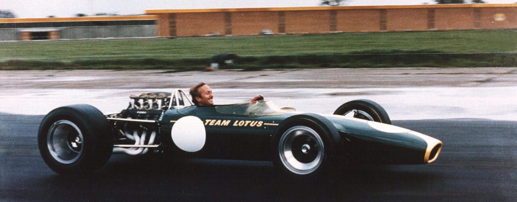 Da freut sich der Chef: Lotus-Gründer Colin Chapman auf Spritztour im noch unfertigen, später sehr erfolgreichen Type 49 auf dem Firmengelände in Hethel.