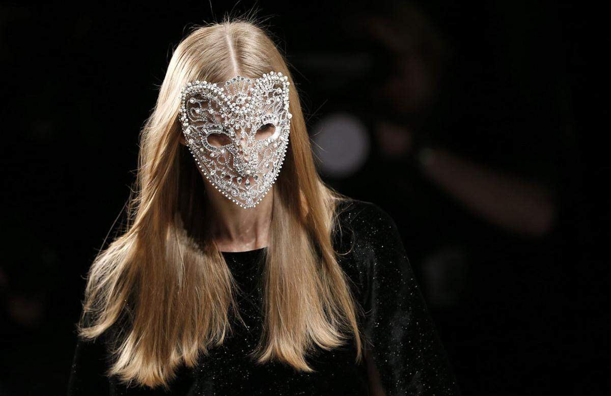 Eine mit Perlen und Strass besetzte Maske zeigte das Label C'Est Tout bei der Fashion Week in Berlin.