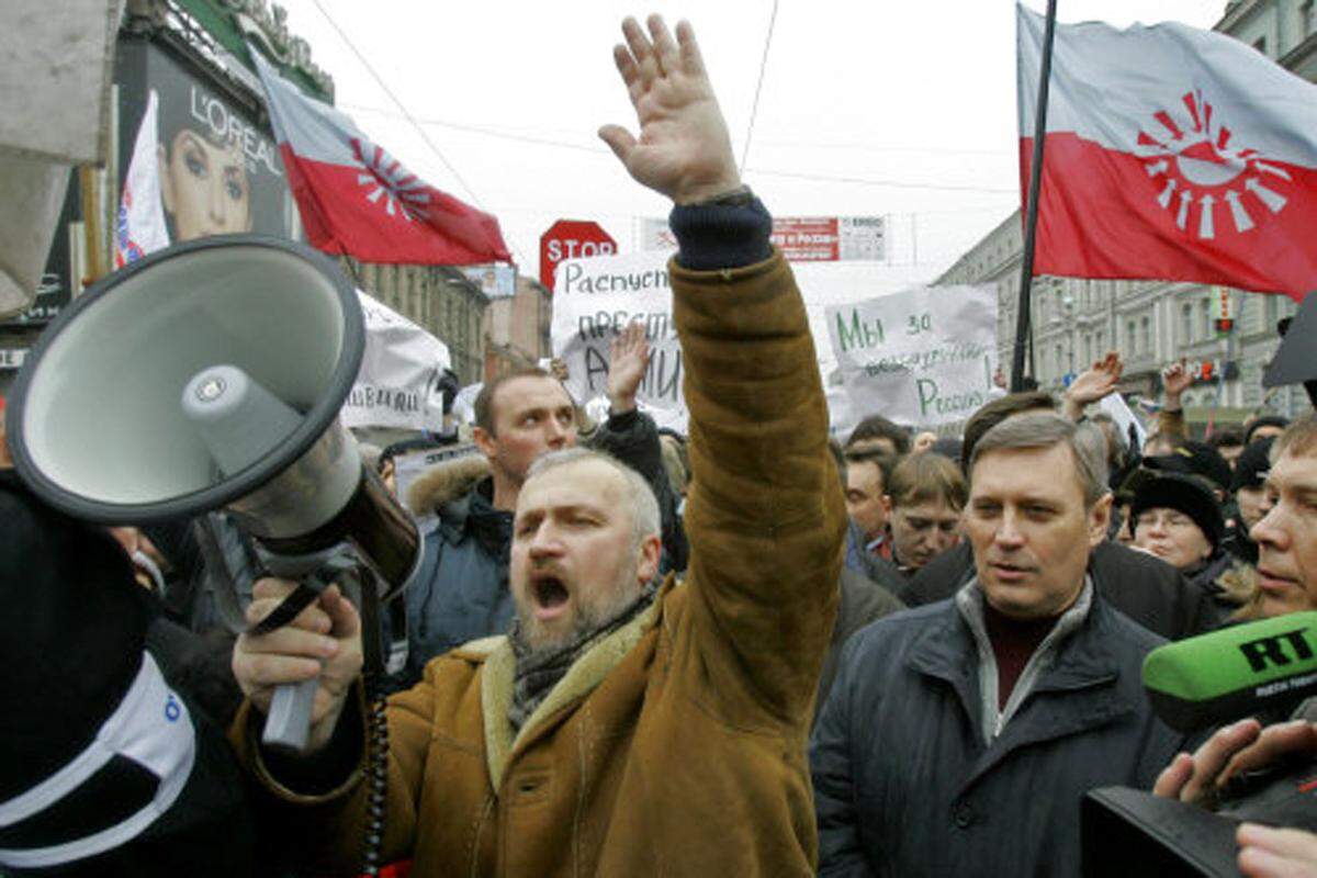 Immer wieder gingen in den vergangenen Tagen auch Tausende Menschen in Moskau und St. Petersburg auf die Straßen, um gegen befürchtete Wahlmanipulationen durch Putins Partei der "Gauner und Diebe" - wie sie in der Bevölkerung genannt wird - zu protestieren.