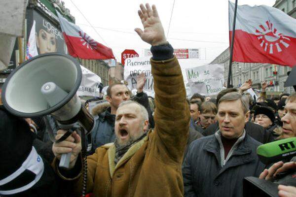 Immer wieder gingen in den vergangenen Tagen auch Tausende Menschen in Moskau und St. Petersburg auf die Straßen, um gegen befürchtete Wahlmanipulationen durch Putins Partei der "Gauner und Diebe" - wie sie in der Bevölkerung genannt wird - zu protestieren.