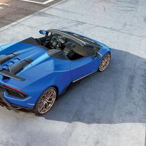 Tiefflieger. Der logische Lambo kommt ohne Dach. Das ist die perfekte Bühne für den  klanggewaltigen  Zehnzylinder. 