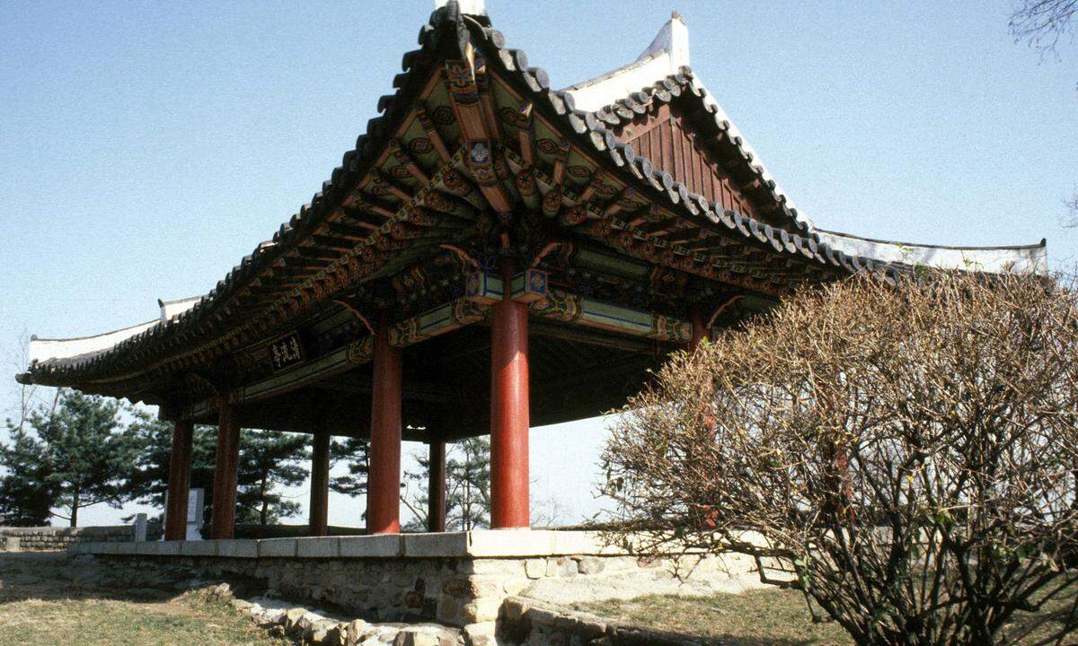Diese koreanische Stätte umfasst neun neokonfuzianische Privatakademien, die sogenannten Seowon, aus der Zeit der Joseon-Dynastie. Sie hatten den Zweck, Schüler auf die Beamtenprüfung vorzubereiten.