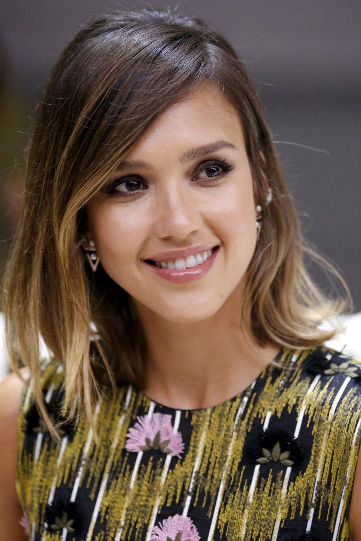 Die Schauspielerin Jessica Alba kam zu Giambattista Valli in Paris.