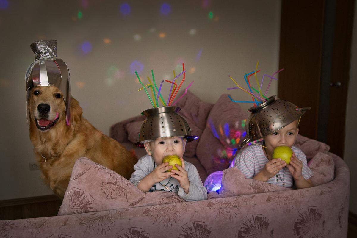 Kinder beschäftigen: Für Eltern bringt die Coronakrise neue Herausforderungen. Kein Problem für Katerina Zefirova aus Russland: "Diese Quarantäne war eine großartige Gelegenheit, um Spaß mit den Kindern zu Hause zu haben." Ihr Foto trägt den Titel "Astronauten".