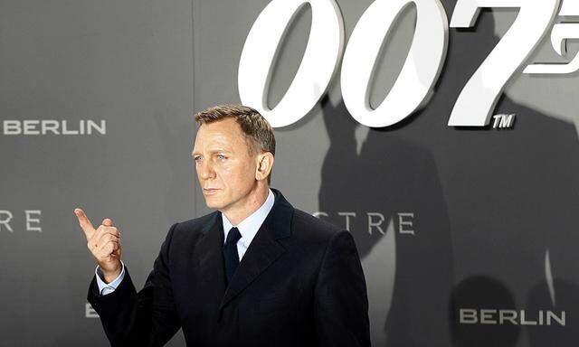 Actor Craig poses for photographers on the red carpet at the German premiere of the new James Bond 007 film ´Spectre´ in Berlin