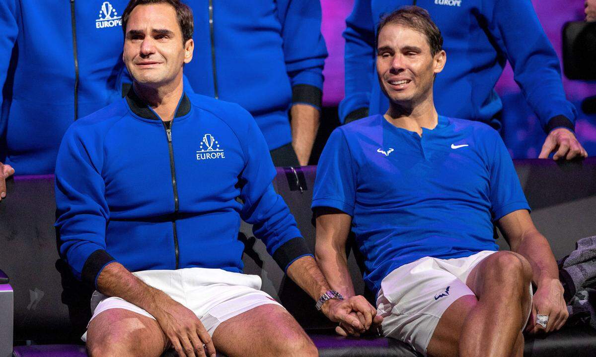 23. September. Es war nur ein kurzer Kontakt dieser beiden Tennis-Größen, doch dieses Bild des vermeintlichen "Händchenhaltens" von Roger Federer und Rafael Nadal ging um die Welt, nach ihrem Doppelspiel, dem letzten Spiel von Federers Laver-Cup-Karriere in London.