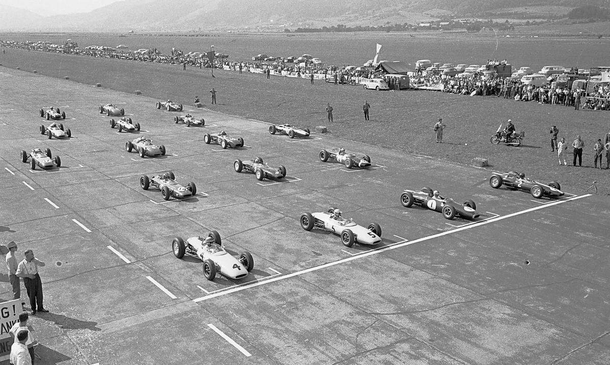 Der erste Österreich-Grand-Prix im Rahmen der Formel-1-WM fand am 23. August 1964 auf dem Fliegerhorst Hinterstoisser in Zeltweg statt. Dessen einzige Landebahn wurde mit Zubringerstraßen in eine Rennstrecke verwandelt, die sich jedoch als viel zu holprig erwies. Nur neun der 20 gestarteten Fahrer sehen wegen diverser Gebrechen die Zielflagge. Es triumphiert der Italiener Lorenzo Bandini im Ferrari. Jochen Rindt gab als erster Österreicher sein Debüt in der Königsklasse, schied jedoch aus.