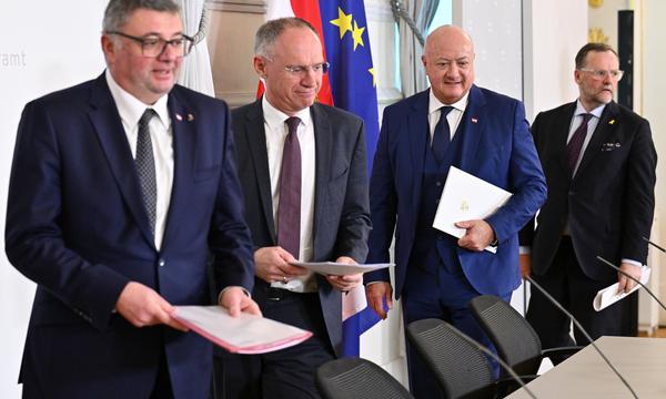 Staatssekretär Jörg Leichtfried (SPÖ), Innenminister Gerhard Karner (ÖVP), Bundeskanzler Christian Stocker (ÖVP) und Staatssekretär Josef Schellhorn (Neos) 