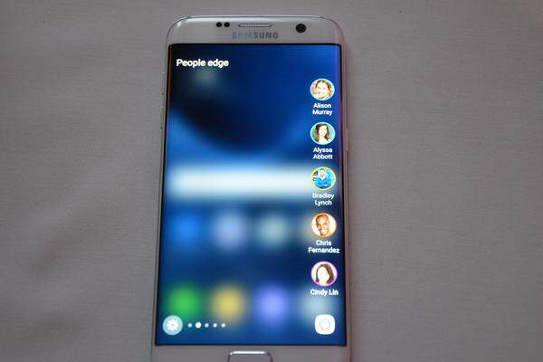 Der seitliche Bildschirm wird immer mehr zur zentralen Anlaufstelle am Galaxy S7 Edge und ist die Verschmelzung zwischen personalisiertem Benachrichtigungscenter und eigenem Launcher.