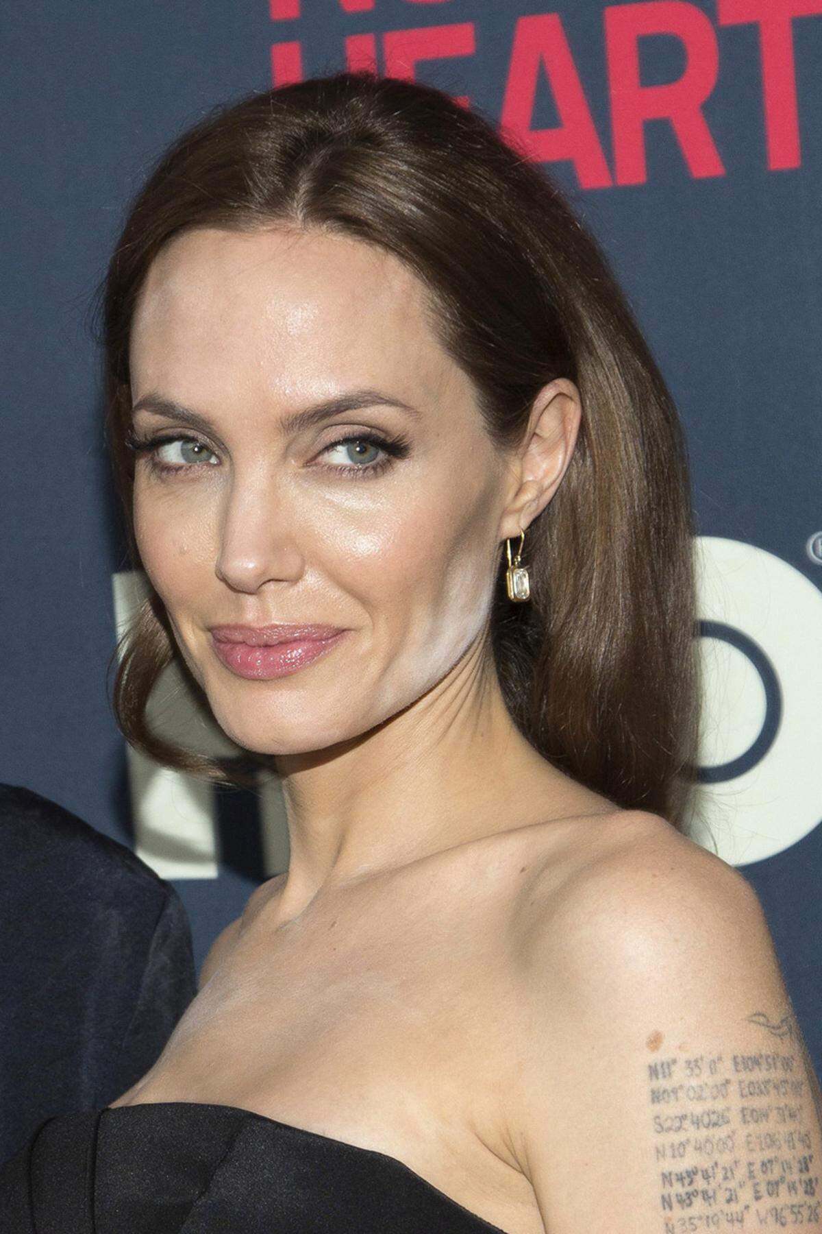 Nichtsahnend lächelte Angelina Jolie bei der "The Normal Heart"-Premiere in New York den Fotografen entgegen. Dabei hat das Styling-Team ganz schön gepfuscht, immerhin bringt das Blitzlicht deutliche Puderspuren an Kinn und Dekolleté zum Vorschein.
