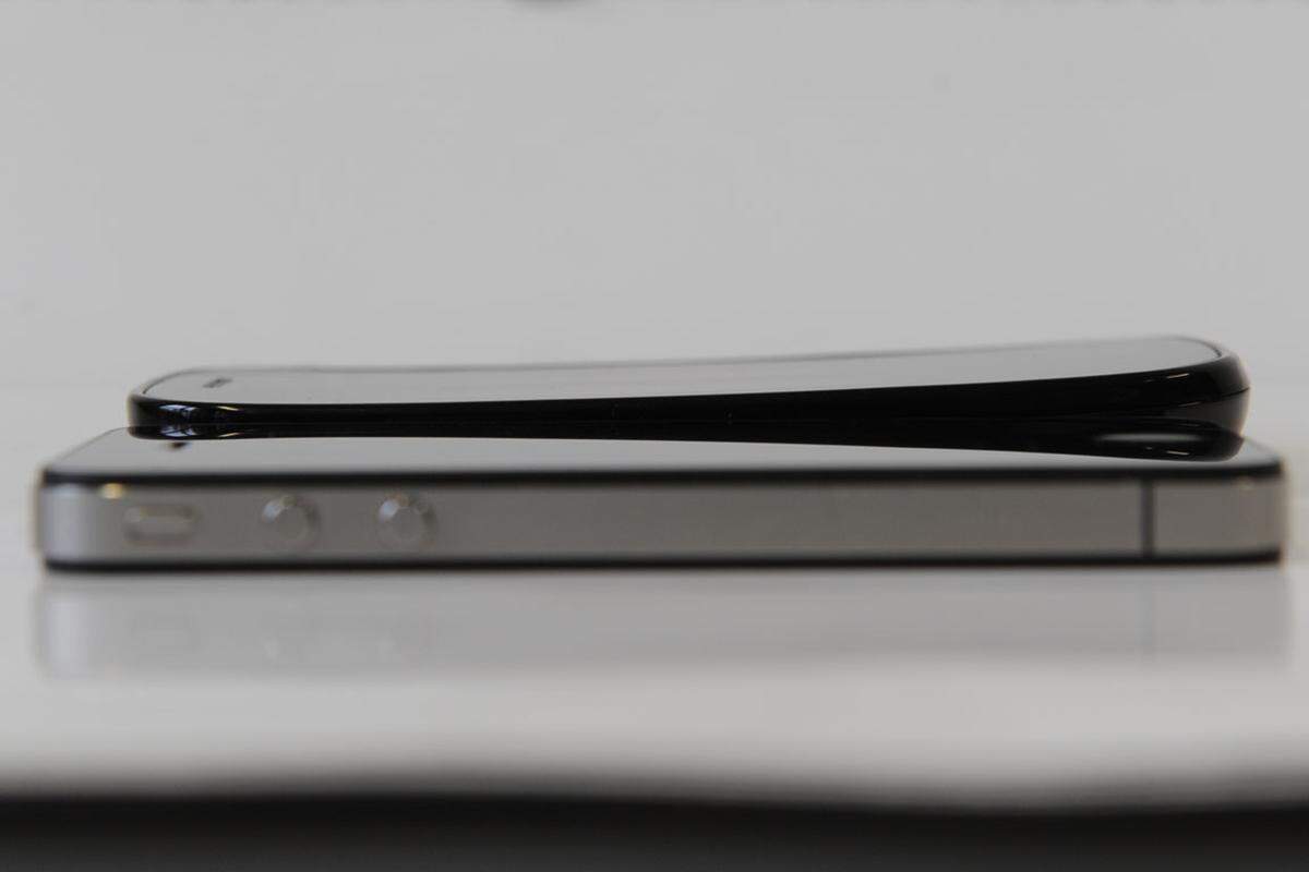Durch die Krümmung wird das Gerät etwas dicker als etwa das mit 9,3 Millimetern sehr schlanke iPhone 4.