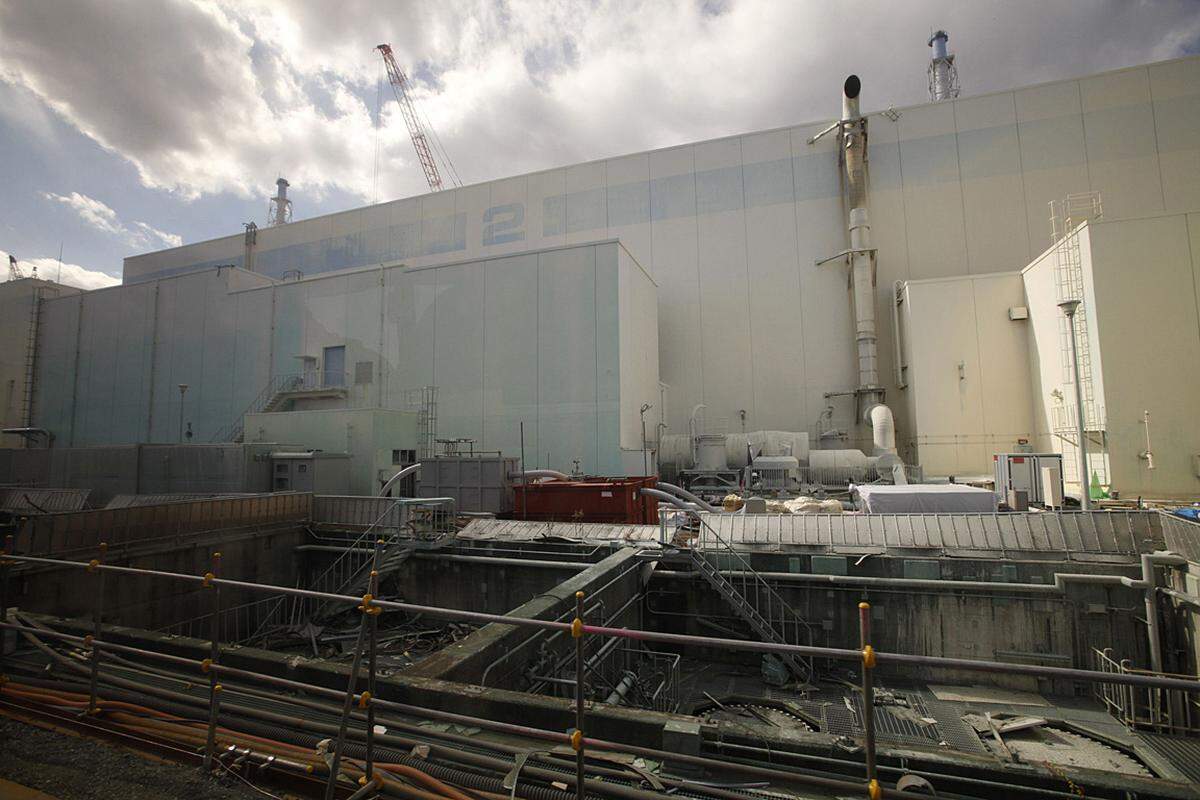So seien seit vergangenem Monat an 43 Stellen an Wasserpumpen und Leitungen zur Reaktorkühlung Lecks aufgetreten, berichtete der japanische Fernsehsender NHK.