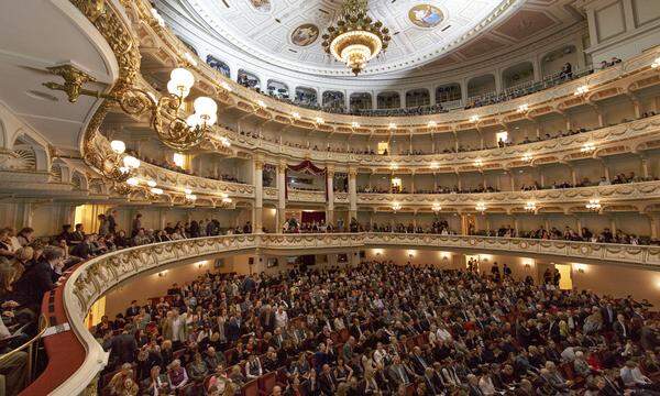 Seit seiner Eröffnung im Jahre 1667 gilt das Dresdner Opernhaus mit seiner Vielzahl an Uraufführungen und als künstlerische Heimat von u. a. Richard Strauss und Richard Wagner. 