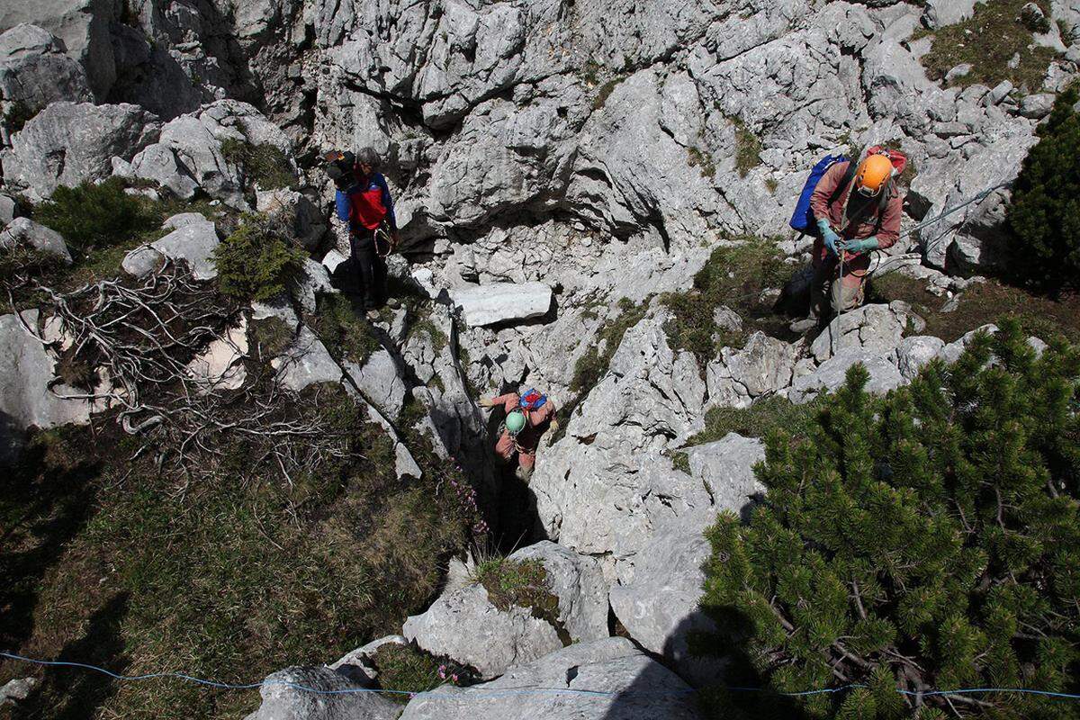 Erstmals veröffentlichte die bayrische Bergwacht auch Fotos und Videos von der unterirdischen Rettung.