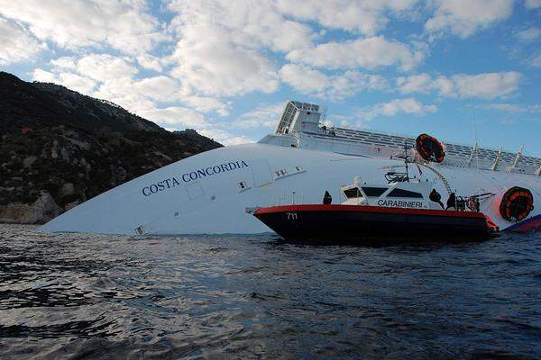 Bei der Havarie des Kreuzfahrtschiffes "Costa Concordia" vor der Küste der Toskana sind nach neuesten Erkenntnissen mindestens elf Personen ums Leben gekommen. 22 Personen gelten noch als vermisst.