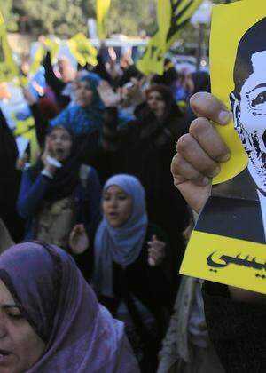 Anhängerinnen des gestürzten Präsidenten Mohammed Mursi gehen in Kairo auf die Straße.