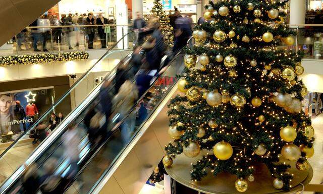 Geschenke für fast zwei Milliarden Euro sollen heuer den Weg unter den Weihnachtsbaum finden.