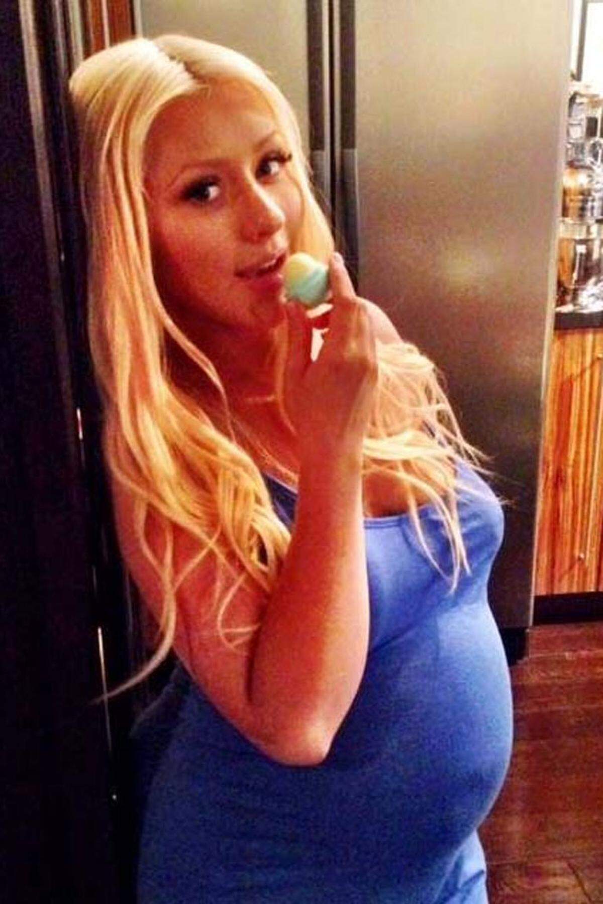 Über Twitter ließ sich auch die Schwangerschaft von Christina Aguilera beobachten. Die Aufmerksamkeit rund um ihr Ungeborenes ließ sich von der Sängerin gut umsetzen. Die Botschaft unter dem Bild lautet nämlich nicht "Hey, ich bin schwanger", sondern: "Einen fröhlichen ersten Sommertag wünsche ich! Hält eure Lippen feucht!". Dahinter steht wohl der Kosmetikhersteller EOS, dessen Produkte immer wieder in Musikvideos oder auf Instagram-Bildern von Stars auftauchen. Das Baby kam im August 2014 zur Welt.