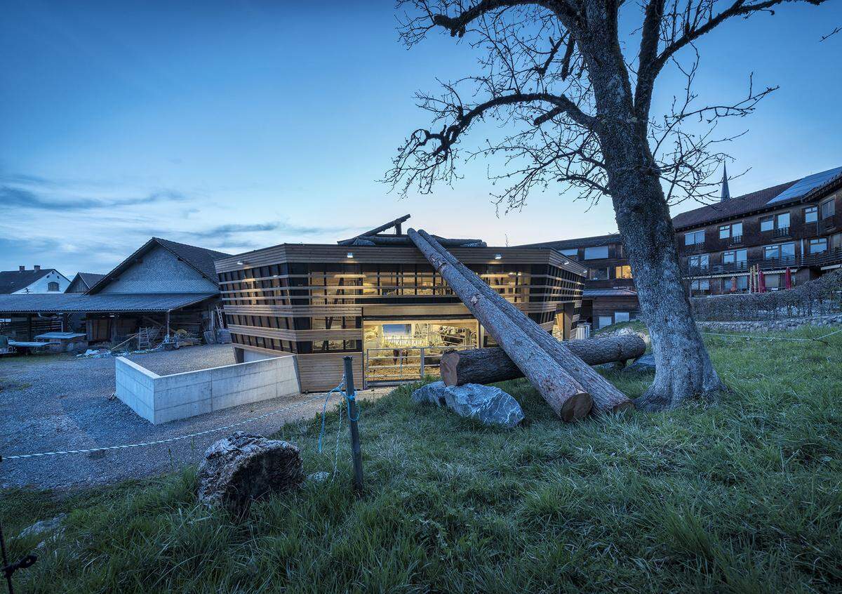 In Röthis steht dieses achteckige landwirtschaftliche Mehrzweckgebäude (Neubau), das von der Jury ausgezeichnet wurde. Die Idee war es, einen umgekehrten Zirkus zu bauen, in dem die Menschen in der Manege agieren und die Tiere zuschauen, erklärten die Bauherren Monika und Armin Ebenhoch.