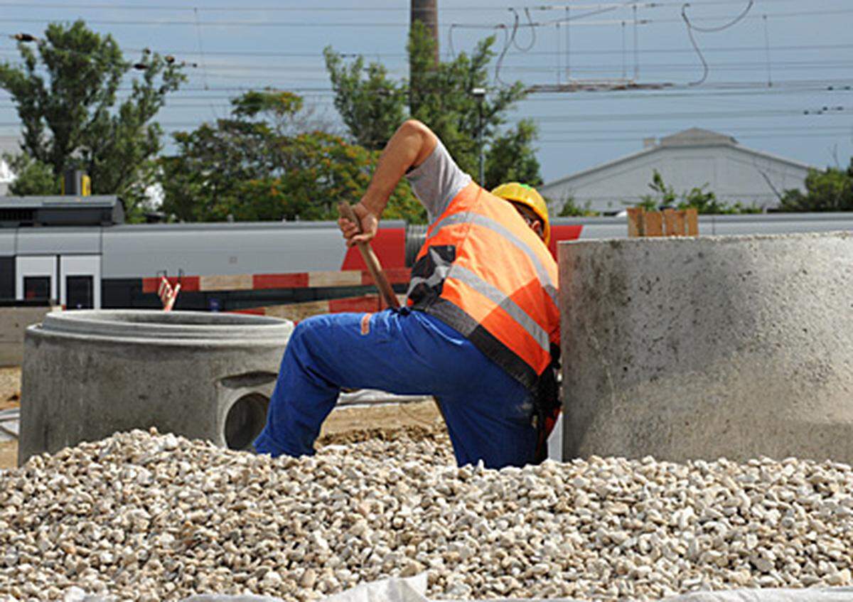 So stehen bereits die ersten beiden Betonpfeiler der sogenannten Südbahnhofbrücke, die künftig den dritten und zehnten Bezirk miteinander verbindet. Auch mit den Arbeiten für die Unterführungen unter dem Bahnhof in Richtung des neuen, 59 Hektar großen Stadtzentrums wurde bereits begonnen.