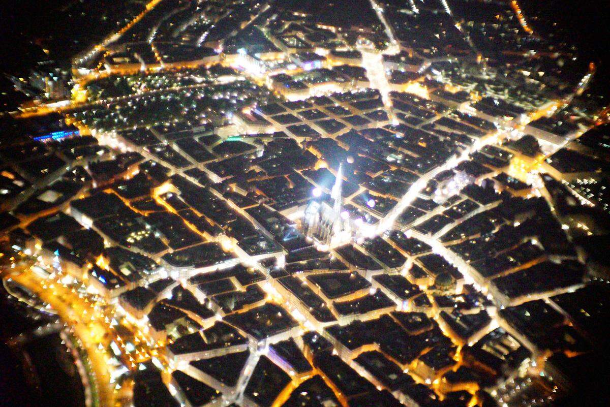 Lichtverschmutzung über Wien. Sicht auf den Stephansdom.   &gt;&gt; Zum Artikel: Die Vermessung der Wiener Nacht