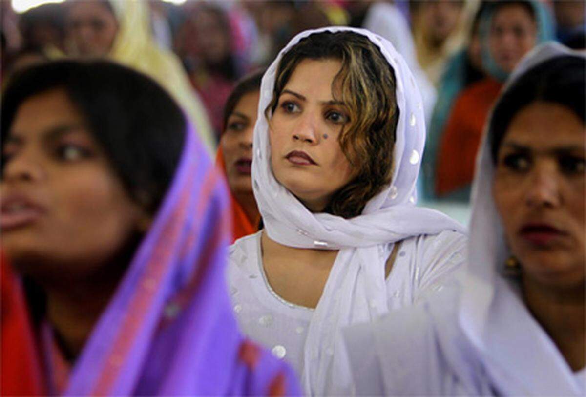 Im 140-Millionen-Staat Pakistan gibt es eine Minderheit von 3,8 Millionen Christen. Viele von ihnen besuchten die Ostermessen, so wie hier in Peshawar.