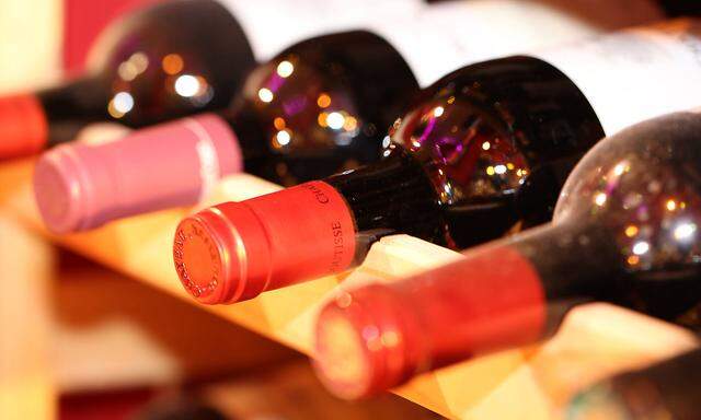 Weinkeller mit Rotweinflaschen *** Wine cellar with red wine bottles Copyright: xx