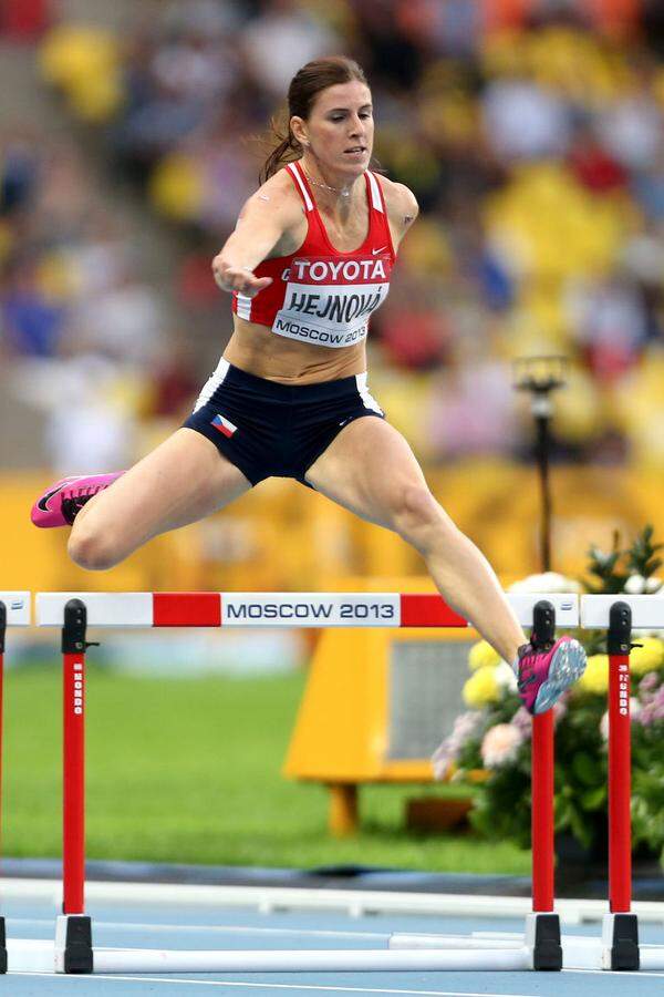 Die 400 Meter Hürden der Frauen werden zur Supershow der Tschechin Zuzana Hejnova. Sie zerlegt die gesamte Konkurrenzund gewinnt mit einem Rekordvorsprung von 1,26 Sekunden. Ewigkeiten auf einer Stadionrunde. Sie stellt auch mit 52,83 Sekunden einen neuen Landesrekord auf. Die beiden US-Girls Dalliah Muhammed und Lashinda Demus müssen sich mit Silber und Bronze begnügen.  Auch bei den Männern gibt es für die USA nicht das erhoffte Gold. Weltmeister wird Jehue Gordon aus Trinidad in der Jahresweltbestzeit von 47,69 Sekunden. US-Boy Michael Tinsley holt sich über die zehn Hürden Silber. Überraschend auf dem Bronzerang landet der Serbe Emir Bekric, der mit 48,05 Sekunden den Landesrekord ein weiteres Mal verbessert.