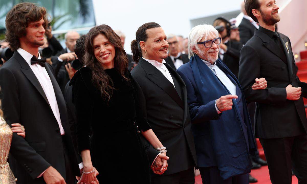 Johnny Depp ist zurück auf der Kinoleinwand. Den roten Teppich bestritt er mit Maïwenn Le Besco und deren Sohn Diego Le Fur, Pierre Richard und Benjamin Lavernhe. Allesamt modisch relativ unaufgeregt. 