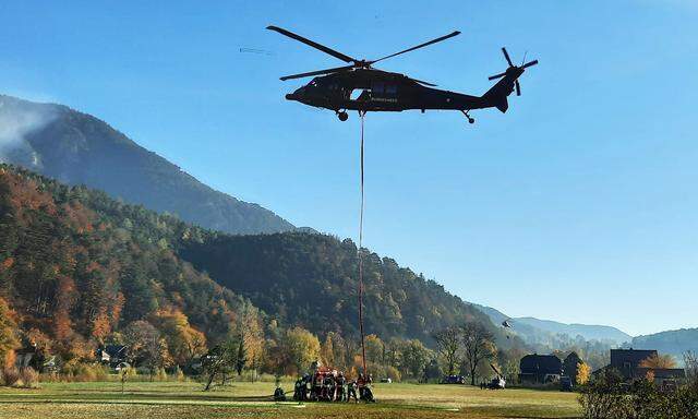 Aktueller Hubschrauber-Einsatz beim Waldbrand im Rax-Gebiet