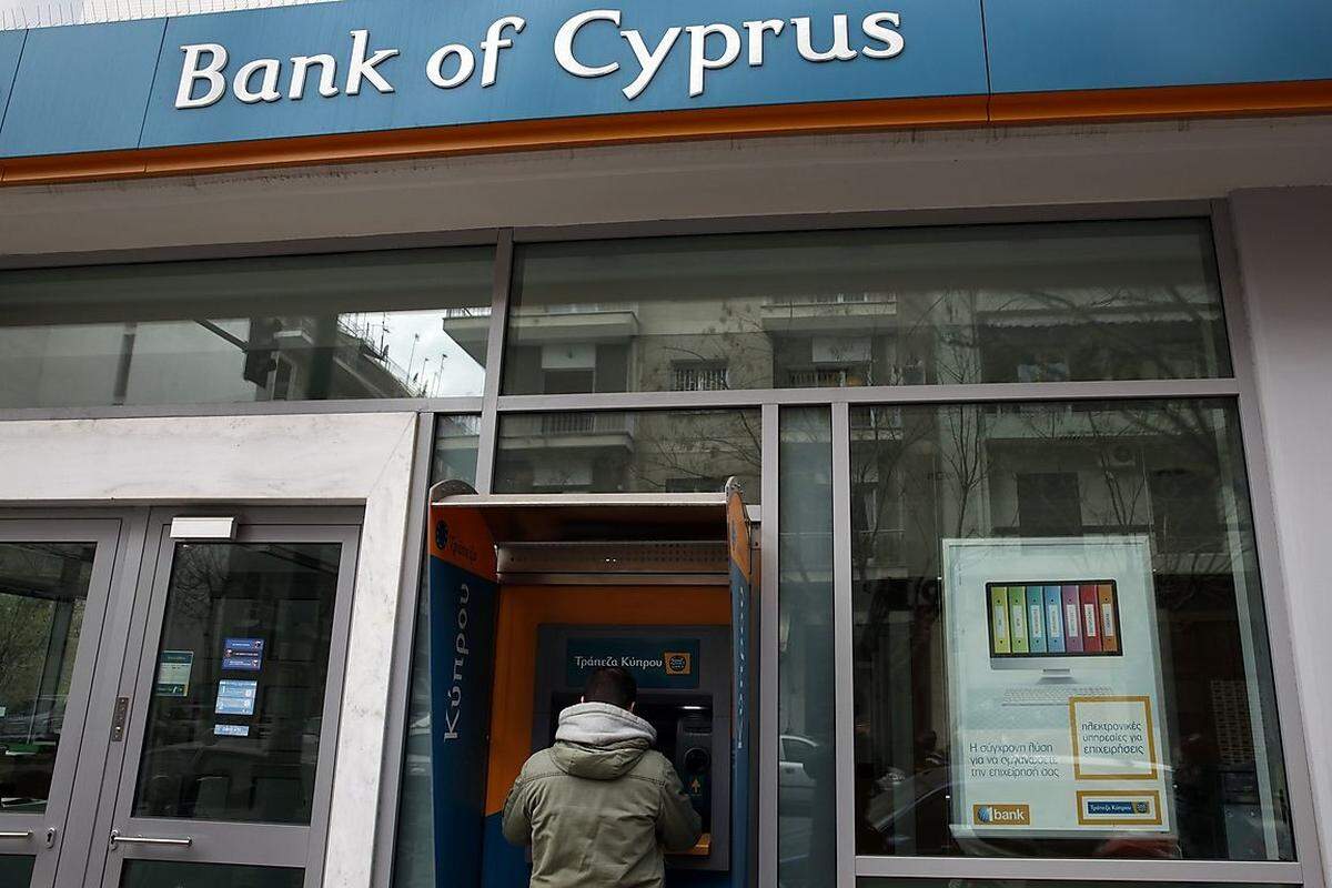 Der deutsche Wirtschaftsweise Peter Bofinger hat die geplante Beteiligung von Kunden zypriotischer Banken an dem Hilfspaket für das Land scharf kritisiert. Die Regelung müsse revidiert werden, andernfalls werde sich die Eurokrise erneut verschärfen.
