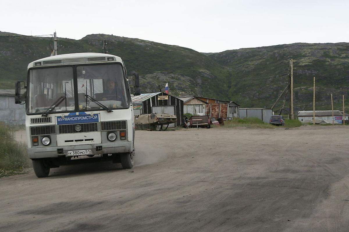 Ein Werksbus auf der sandigen Hauptstraße. Befestigte Straßen gibt es in Teriberka nicht. Seit dem Niedergang der Fischerei und der Absiedlung von Betrieben gibt es kaum mehr Arbeitsplätze in dem abgelegenen Ort.