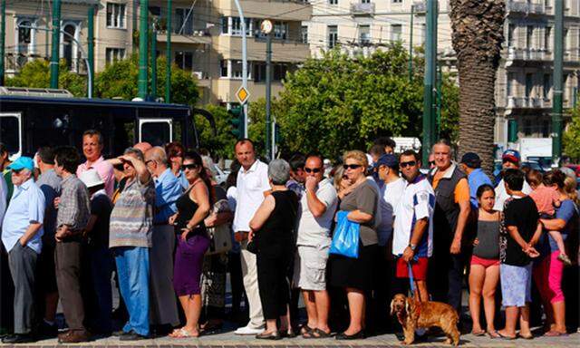 Griechische Bevoelkerung fluechtet Krise