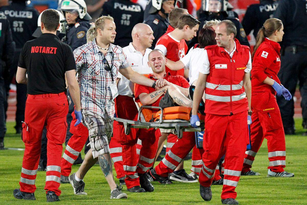 Zudem gab es einige Verletzte und zahlreiche Sachbeschädigungen im Stadion.