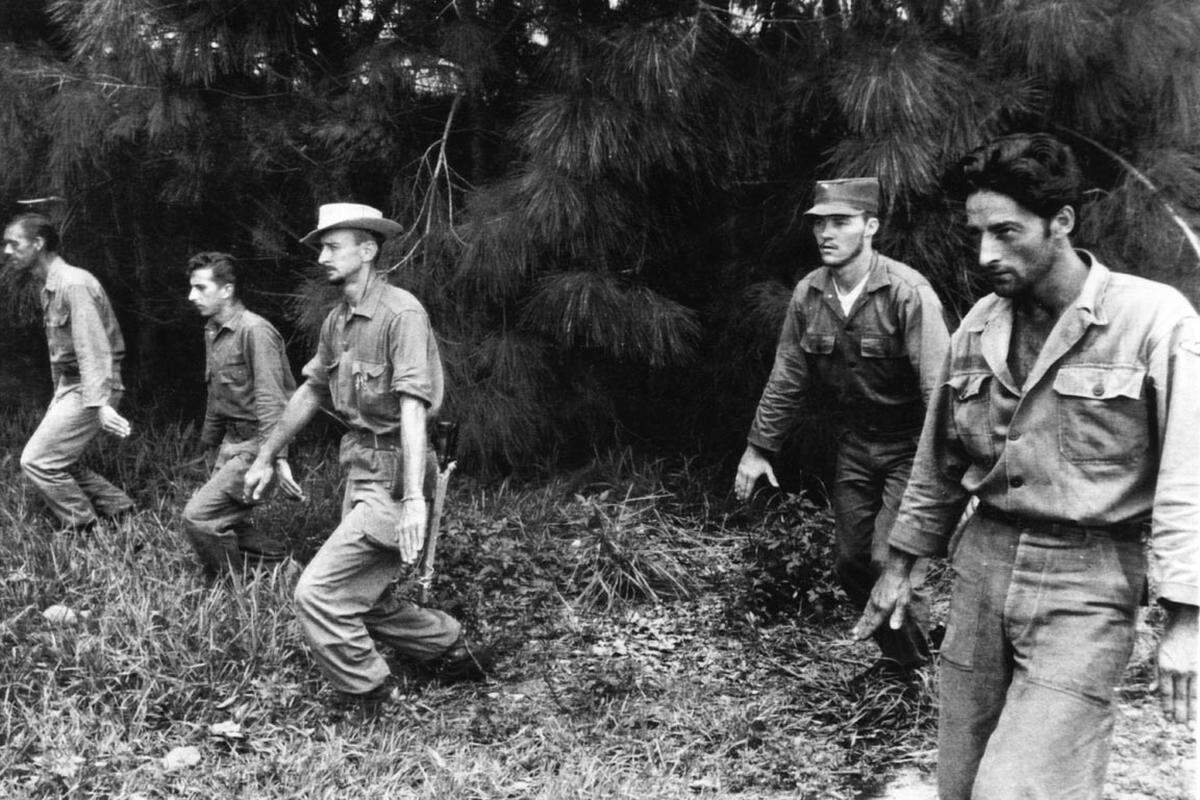 Als JFK beschloss, CIA-Mittel zu kürzen und nicht länger Mordversuche gegen Castro zu unterstützen, brachte er aber auch Exil-Kubaner und Castro-Gegner gegen sich auf. Diese fühlten sich "verkauft", hatten sie doch gemeinsam mit der Mafia an Plänen zum Sturz bzw. der Ermordung von Fidel Castro mitgewirkt.