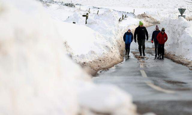 Sturm Arwen sorgte auch in Buxton, Derbyshire, für einiges an Neuschnee. Am Montag hatte sich die Lage ein wenig beruhigt.