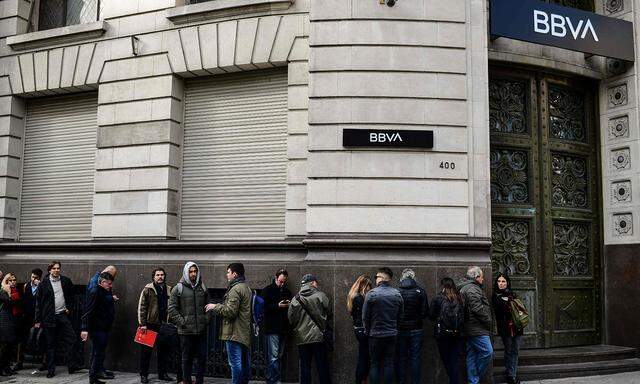 Als Argentinien im September wegen seiner stark an Wert verlierenden Währung evisenkontrollen eingeführt hat, haben sich Warteschlangen vor den Filialen zahlreicher Banken in der Hauptstadt Buenos Aires gebildet. Die Kunden wollten Geld abheben, noch bevor die inschränkungen in Kraft treten.